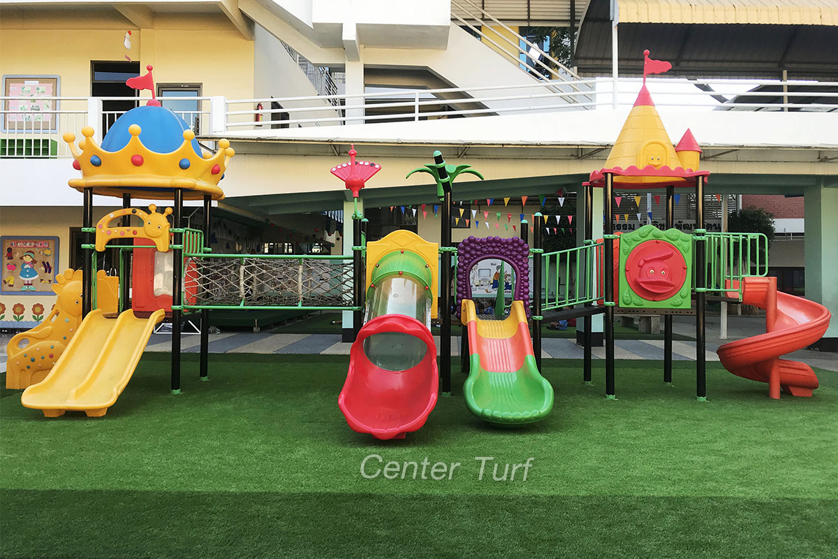 หญ้าเทียมคุณภาพดี หนาแน่นที่สุด ลดแรงกระแทกเพิ่มความปลอดภัยเหมาะสมกับการใช้งานสำหรับสนามเด็กเล่น