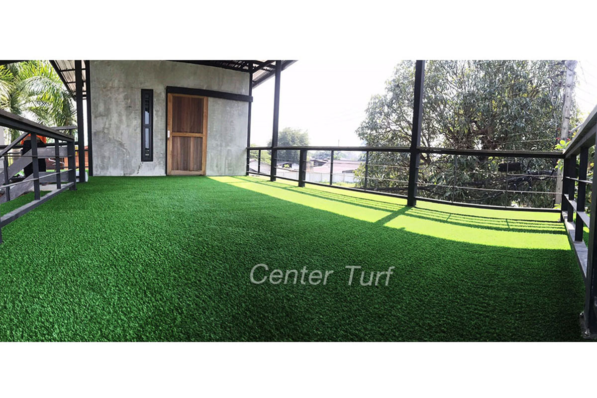 หญ้าเทียมตกแต่งระเบียงร้านกาแฟ จ.ลำปาง