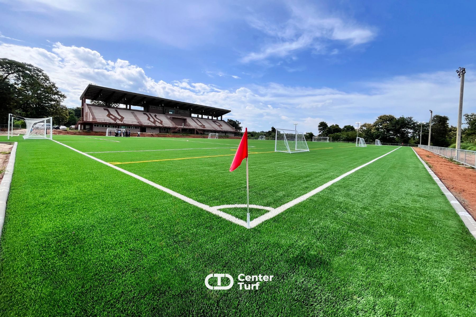 สนามฟุตบอลหญ้าเทียมที่ติดตั้งพร้อมมาตรฐานระดับมืออาชีพ เราใส่ใจทุกรายละเอียด เพื่อให้ลูกค้าได้รับสนามที่พร้อมใช้งานอย่างเต็มที่ และสร้างประสบการณ์การเล่นที่ดีที่สุดในทุกแมตช์