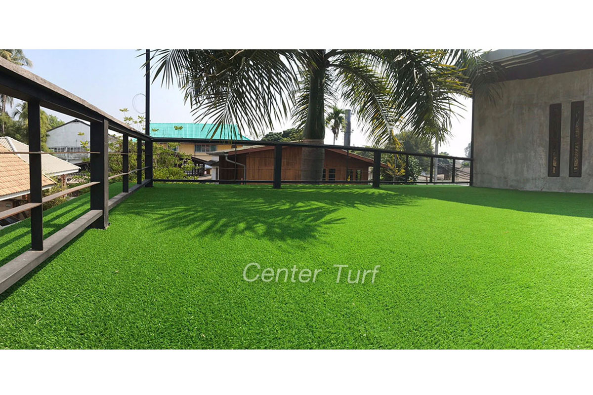 หญ้าเทียมตกแต่งระเบียงร้านกาแฟ จ.ลำปาง