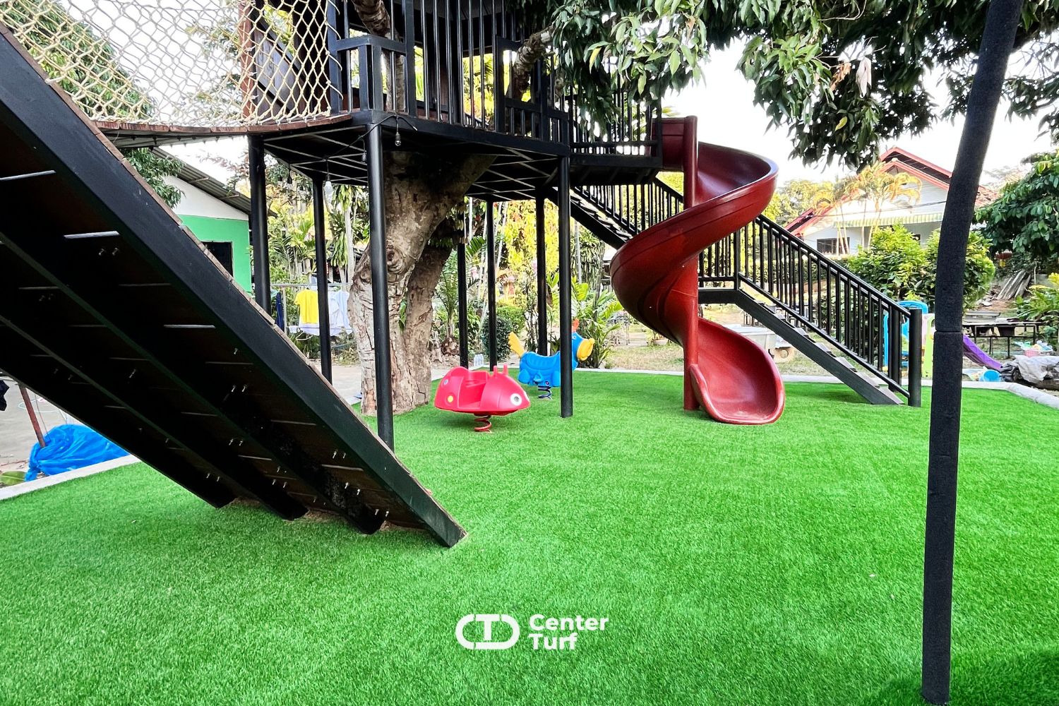 สนามเด็กเล่นหญ้าเทียม เป็นมิตรกับสิ่งเเวดล้อมและยังปลอดภัยสำหรับเด็ก