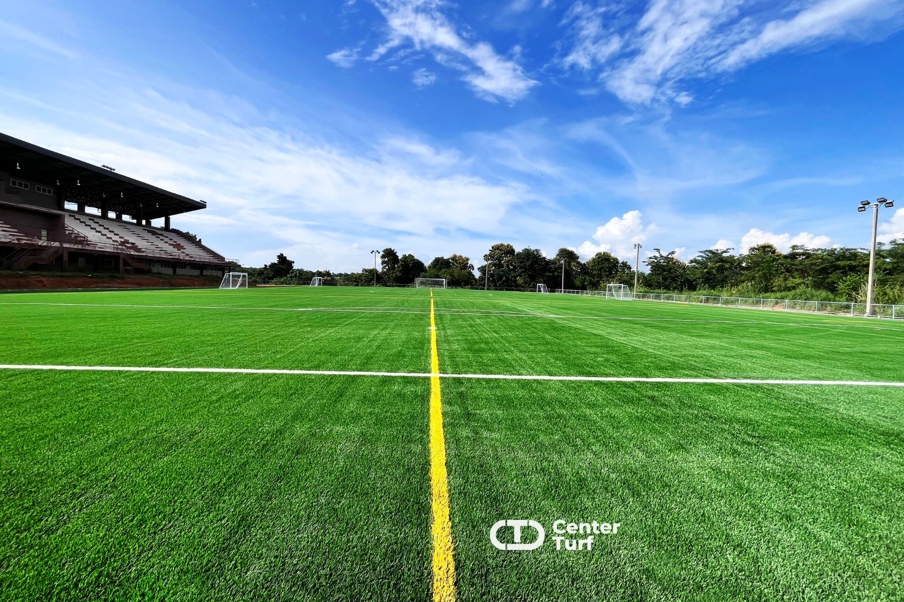 สนามฟุตบอลหญ้าเทียมที่ติดตั้งพร้อมมาตรฐานระดับมืออาชีพ เราใส่ใจทุกรายละเอียด เพื่อให้ลูกค้าได้รับสนามที่พร้อมใช้งานอย่างเต็มที่ และสร้างประสบการณ์การเล่นที่ดีที่สุดในทุกแมตช์