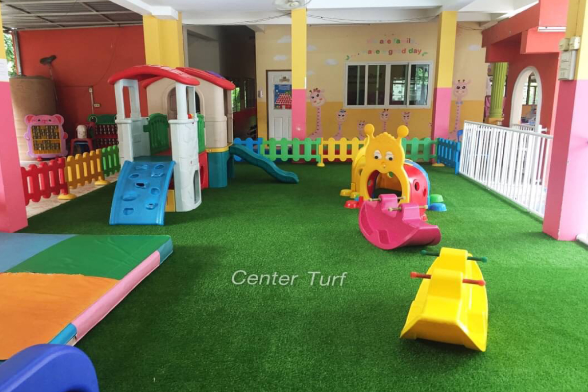ติดตั้งหญ้าเทียมสนามเด็กเล่น