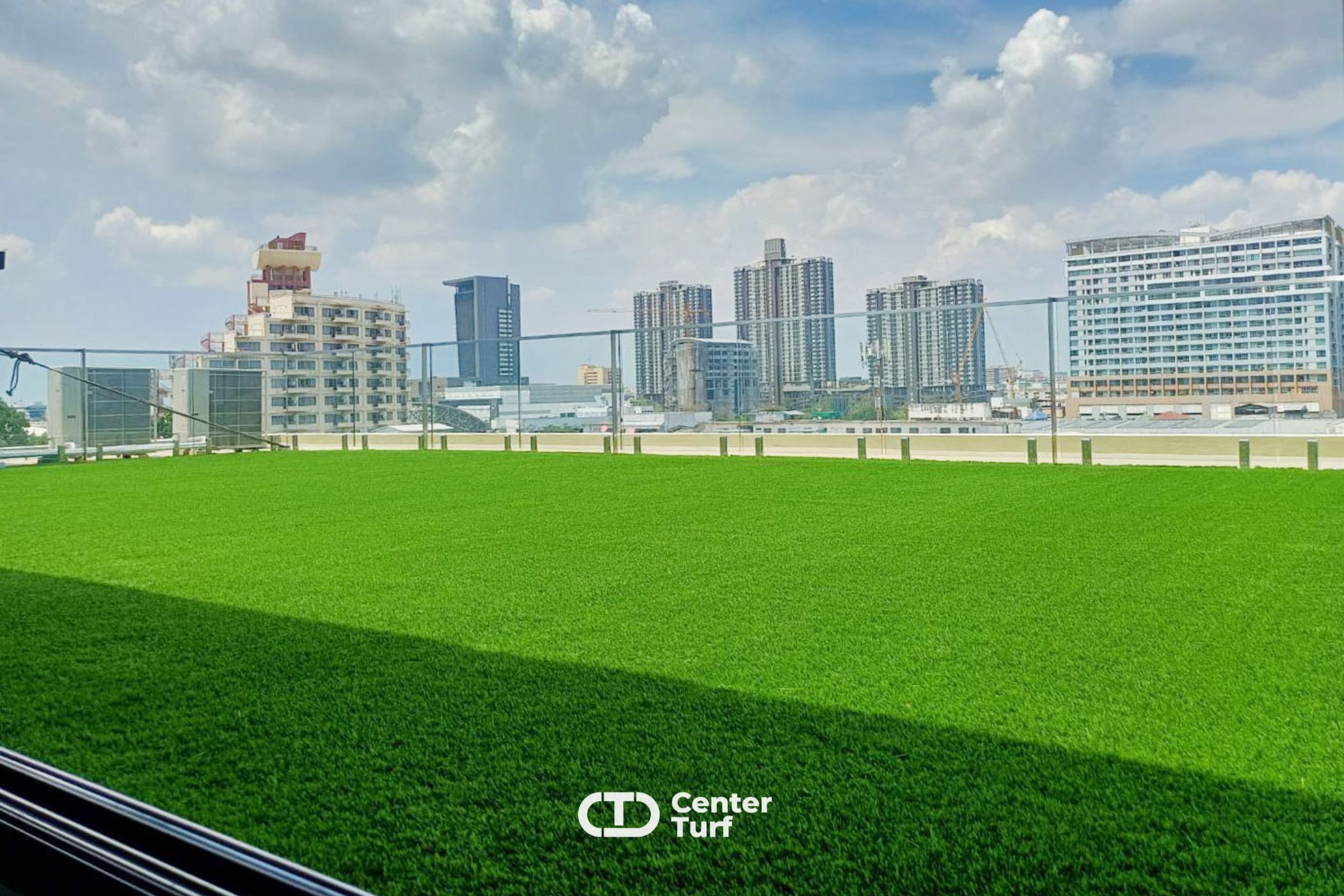 อยากมีพื้นที่สีเขียวแม้ไม่มีสนามหญ้า หญ้าเทียมบนดาดฟ้า คือคำตอบ