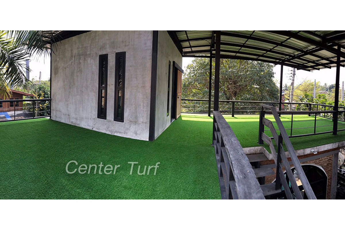 หญ้าเทียมตกแต่งระเบียงร้านกาแฟ จ.ลำปาง