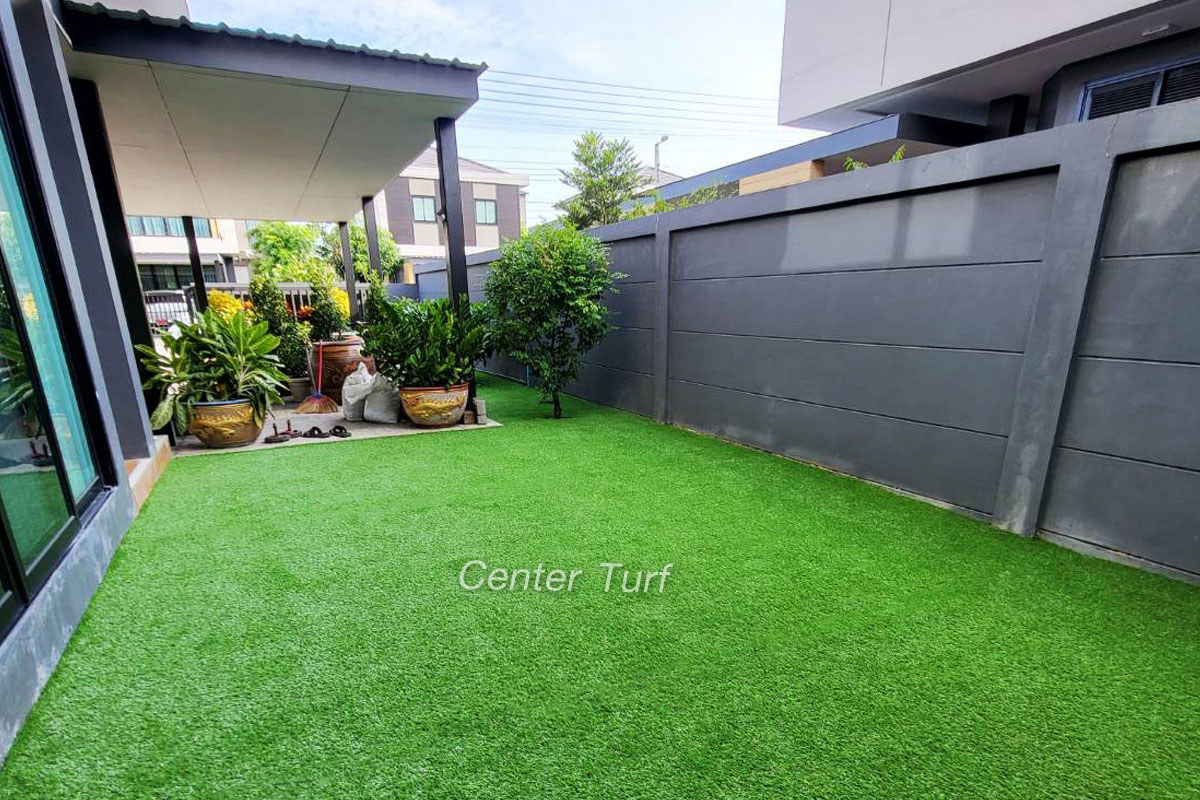 รีโนเวทสวนหญ้าจริงรอบบ้านให้เป็นสวนหญ้าเทียมสีเขียวสด
