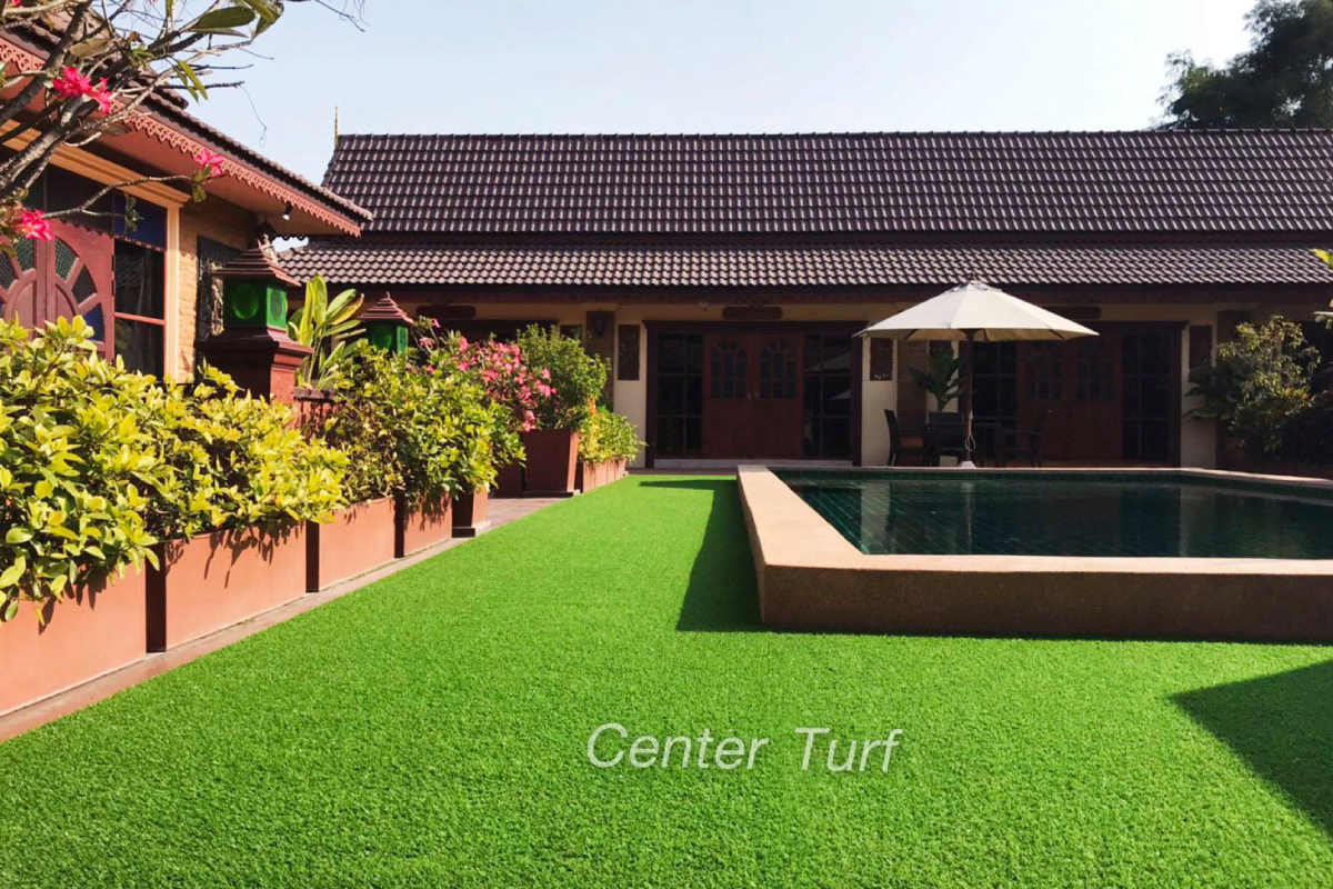 ปูหญ้าเทียมรอบสระว่ายน้ำ