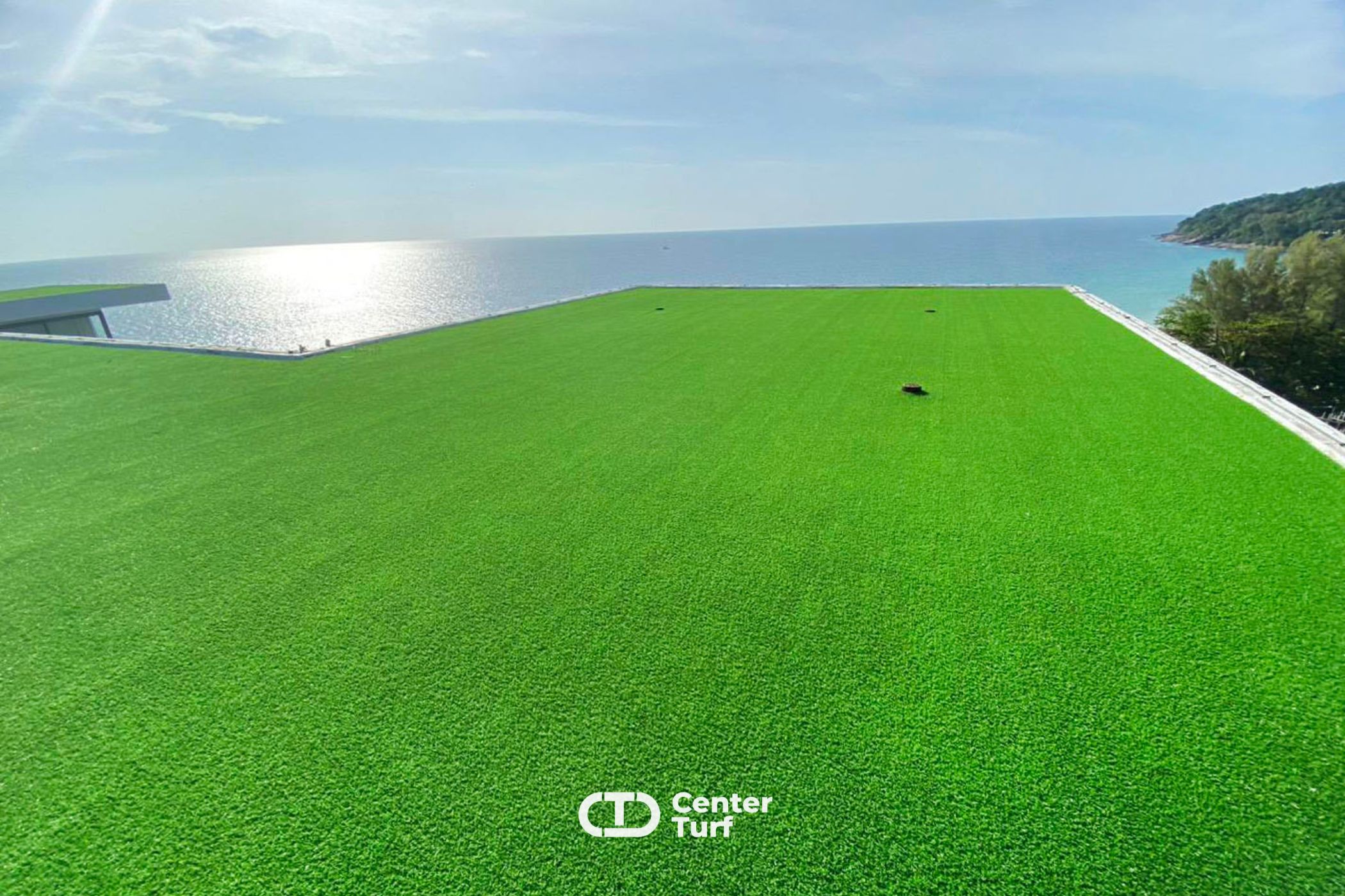 ด้วยหญ้าเทียมคุณภาพสูงมีคุณสมบัติทนแดดทนฝนได้ดี