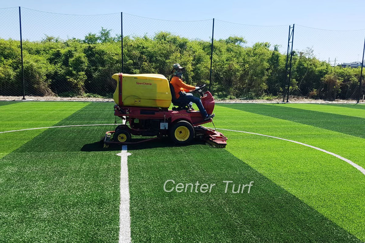 การเลือกใช้เครื่องจักร ต้องเป็นเครื่องจักรสำหรับติดตั้งหญ้าเทียมที่ได้มาตรฐานสูงสุดและทันสมัยที่สุดเท่านั้น