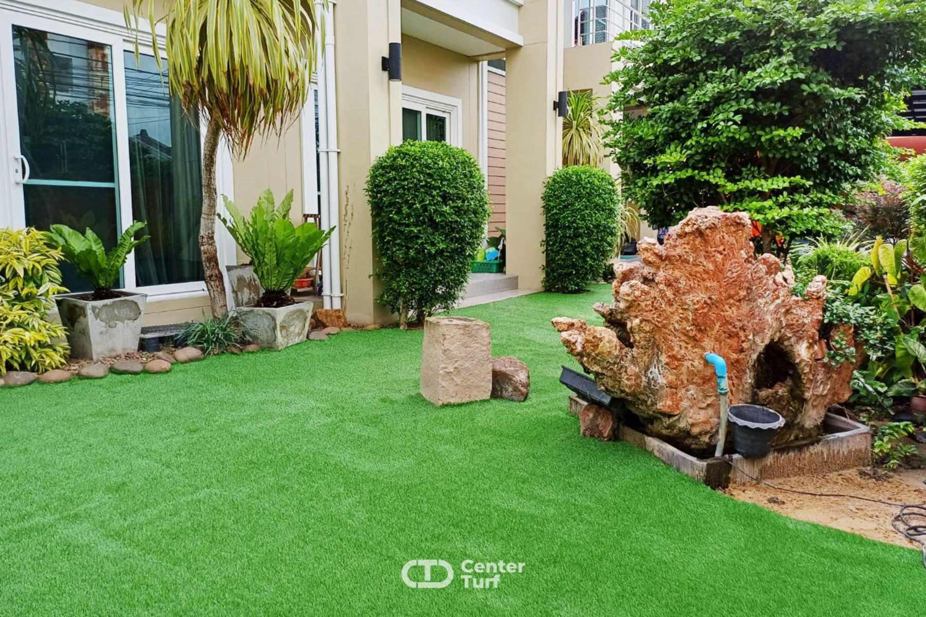 งานจัดสวนหญ้าเทียมบนพื้นดิน ด้วยหญ้าเทียมความสูง 30 มม.