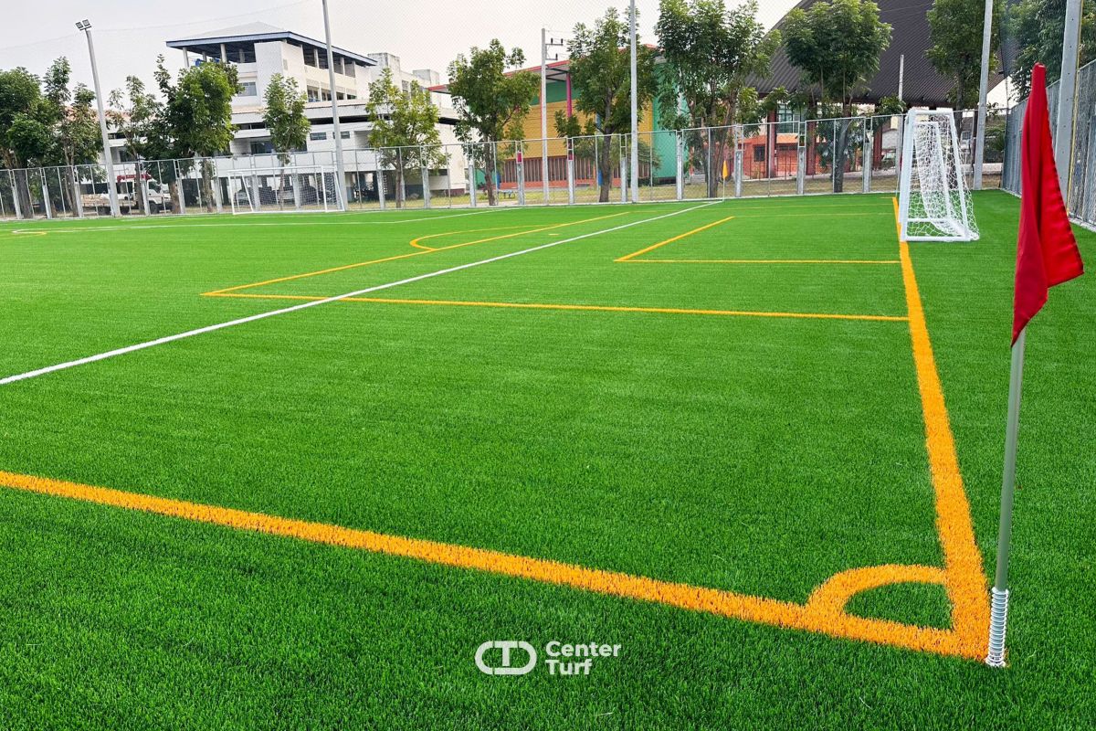 ส่งมอบสนามฟุตบอลหญ้าเทียมพร้อมงานก่อสร้างไปเป็นที่เรียบร้อยCENTER TURF รับสร้างสนามฟุตบอลหญ้าเทียมคุณภาพตรงตามมาตรฐานการใช้งานระดับ FIFA