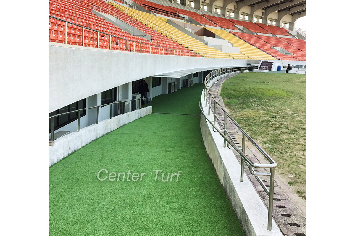 ติดตั้งหญ้าเทียมทางเดิน สนามกีฬาสมโภชเชียงใหม่ 700 ปี