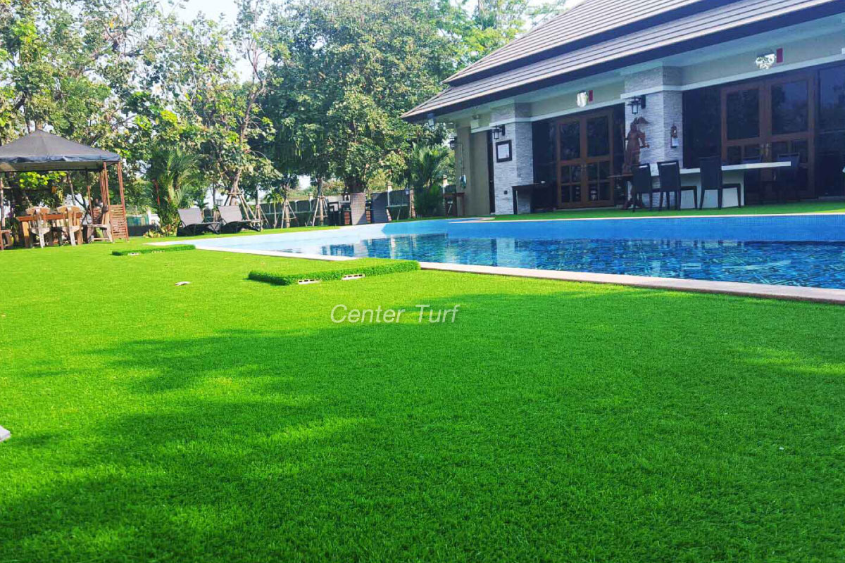 ติดตั้งหญ้าเทียมรอบสระว่ายน้ำบ้านลูกค้า จ.นครปฐม