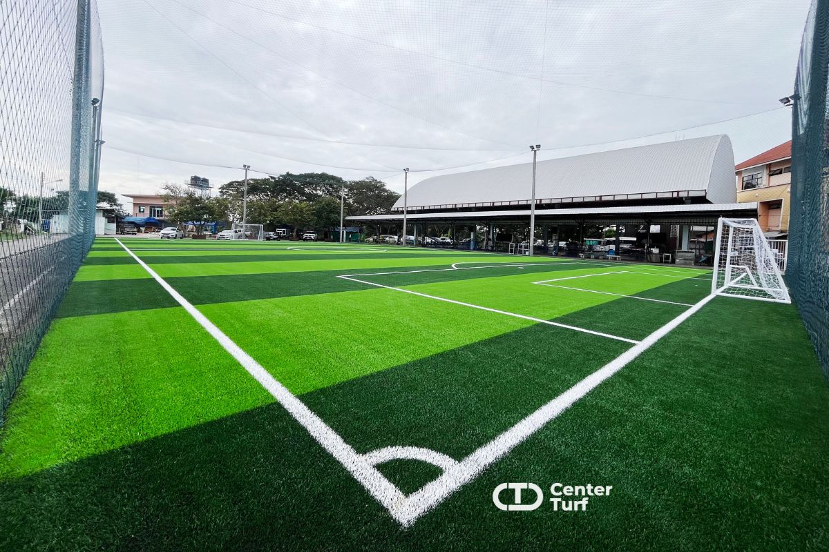 คือการลงทุนที่คุ้มค่า พื้นสนามกลับมานุ่มและน่าเล่นยิ่งขึ้น ช่วยลดความเสี่ยงจากการบาดเจ็บ เพิ่มความประทับใจให้ผู้เล่น และยกระดับมาตรฐานสนามให้โดดเด่น พร้อมรองรับการใช้งานอย่างหนักได้ดีในระยะยาว