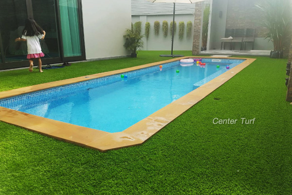ตกแต่งหญ้าเทียมบริเวณรอบสระว่ายน้ำ โครงการหมู่บ้านเลอเซลลินี จ.อุดรธานี