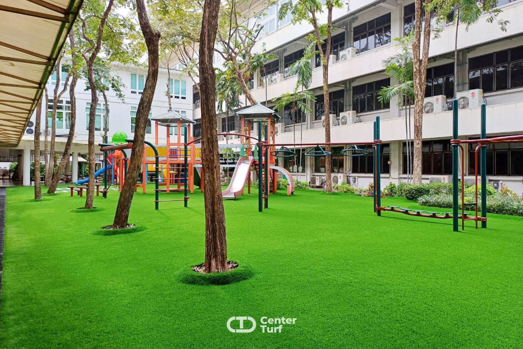 สนามเด็กเล่นหญ้าเทียมช่วยให้เด็กๆทำกิจกรรมได้อย่างอิสระและสนุกสนานได้เต็มที่