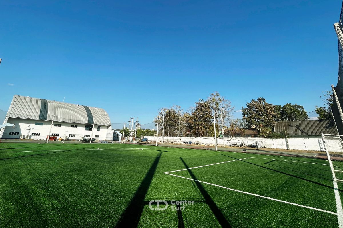 งานรื้อถอนหญ้าเทียมเดิมพร้อมติดตั้งหญ้าเทียมใหม่