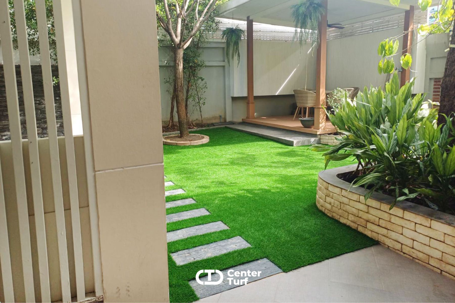 ไม่ว่าฤดูกาลจะเปลี่ยนหรืออากาศจะแห้งแล้งแค่ไหนสำหรับหญ้าเทียมยังคงความสวยงามดูเป็นธรรมชาติอยู่เสมอ