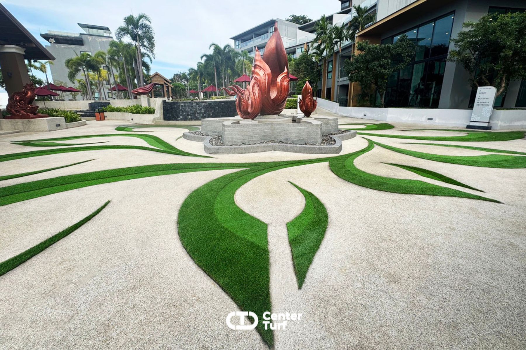 ด้วยหญ้าเทียมสีเขียวเข้มเเละสีเขียวอ่อน เมื่อติดตั้งเรียบร้อยแล้วดูเข้ากันได้อย่างลงตัว