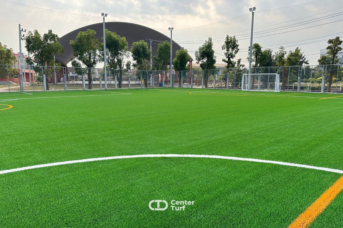 ส่งมอบสนามฟุตบอลหญ้าเทียมพร้อมงานก่อสร้างไปเป็นที่เรียบร้อยCENTER TURF รับสร้างสนามฟุตบอลหญ้าเทียมคุณภาพตรงตามมาตรฐานการใช้งานระดับ FIFA