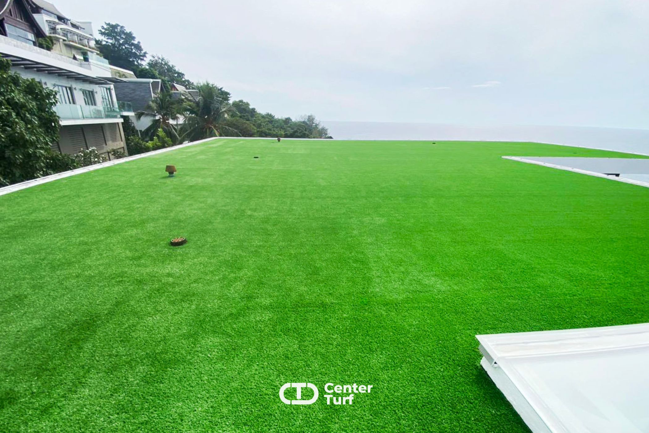 ด้วยหญ้าเทียมคุณภาพสูงมีคุณสมบัติทนแดดทนฝนได้ดี