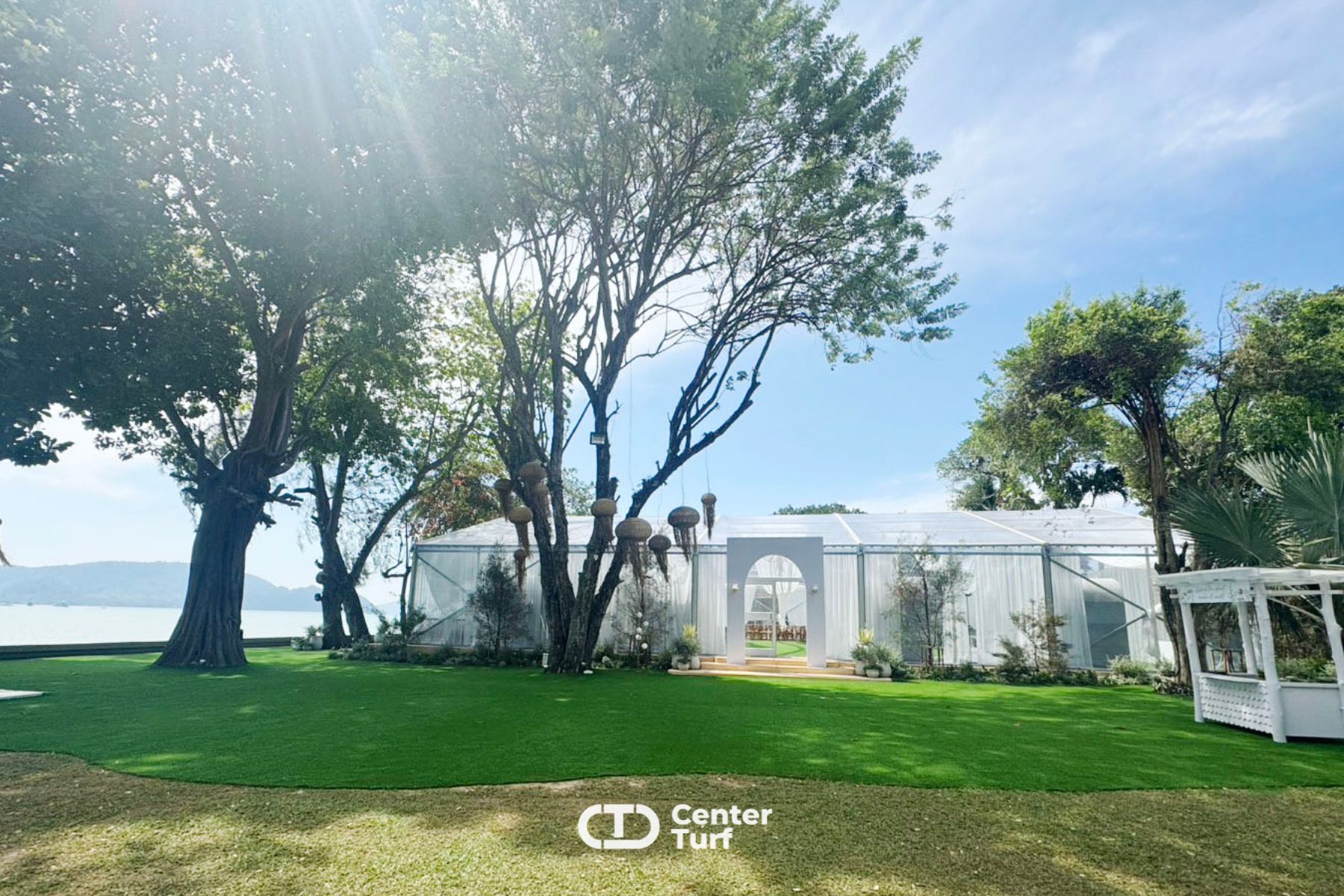 หญ้าเทียม Center Turf เข้ากันได้ดีกับทุกบรรยากาศ ไม่ว่าจะจัดงานอีเว้นท์หรืองานแต่ง ก็ยังช่วยเพิ่มเติมสีสันให้สวยงามมากยิ่งขึ้น