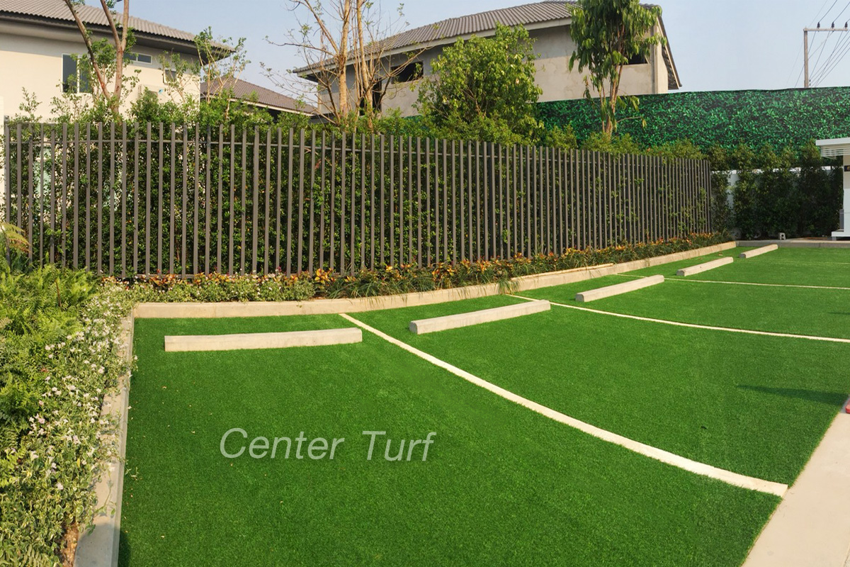 ติดตั้งหญ้าเทียมบนลานจอดรถ โครงการแลนด์แอนด์เฮ้าส์