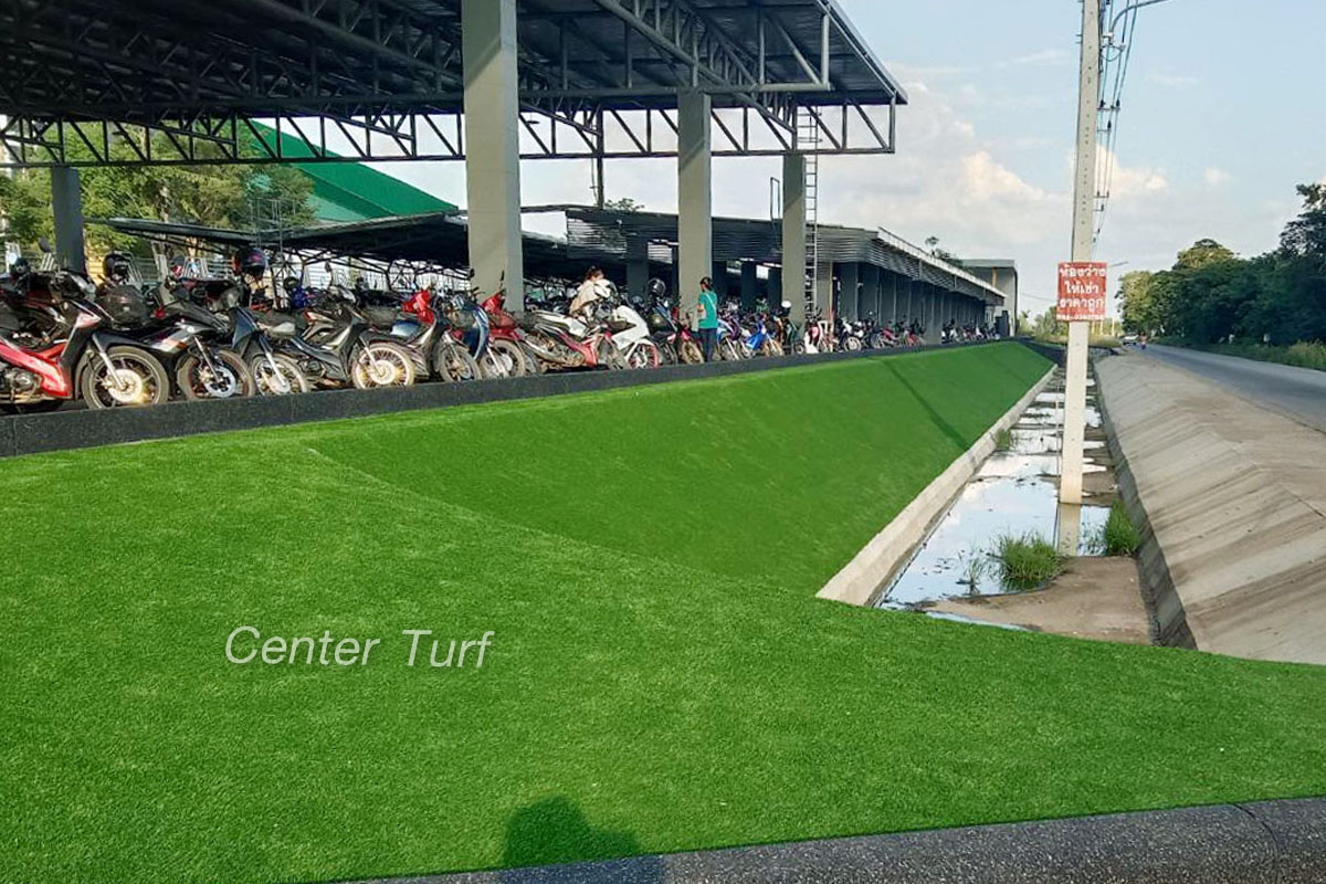 เลือกใช้หญ้าเทียมในการตกแต่งแทนการจัดสวนหญ้าจริง  ประหยัดทั้งงบและเวลาในการดูแลรักษา