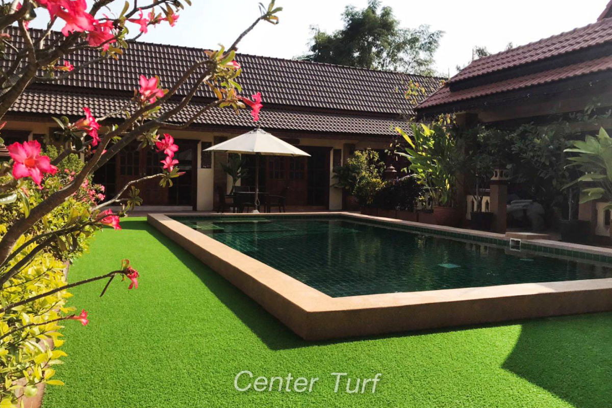 ปูหญ้าเทียมรอบสระว่ายน้ำ