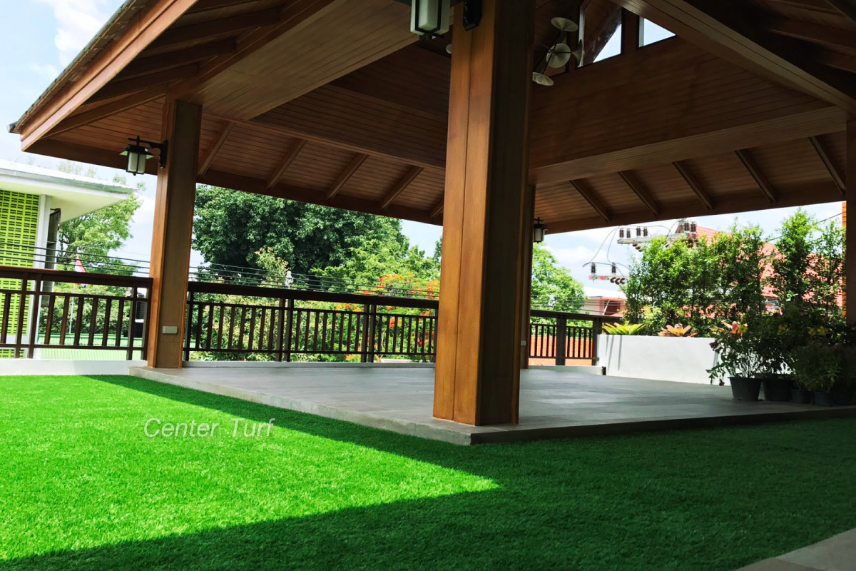 หญ้าเทียมตกแต่งระเบียง โรงแรมจอมกิตติ จ.เชียงใหม่