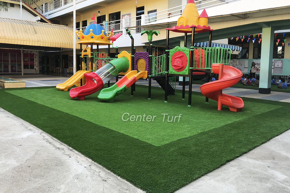 งานรื้อหญ้าเทียมเดิมและติดตั้งหญ้าเทียมสนามเด็กเล่นใหม่