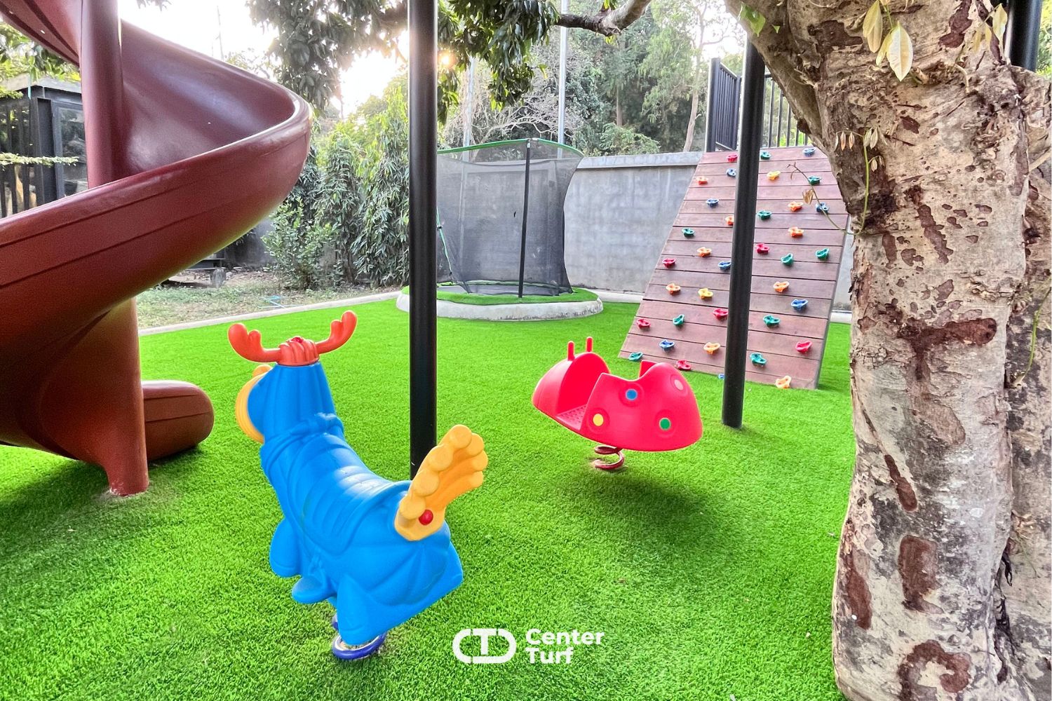 น้องๆสามารถวิ่งได้เต็มที่ การสร้างจินตนาการทำให้เกิดการเรียนรู้หญ้าเทียม CENTER TURF พร้อมซัพพอร์ตทุกแรงกระแทกล้มกี่ครั้งก็ยังลุกขึ้นมาเล่นต่อได้อย่างปลอดภัย 