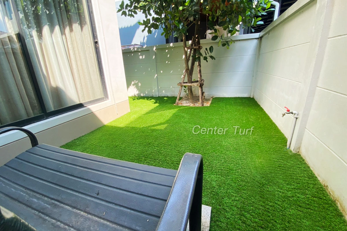 จัดสวนหญ้าเทียมบนพื้นดินโดยรอบบริเวณบ้าน @รามอินทรา65