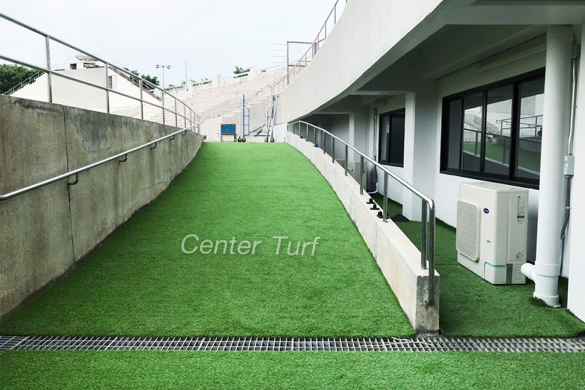 ติดตั้งหญ้าเทียมทางเดิน สนามกีฬาสมโภชเชียงใหม่ 700 ปี