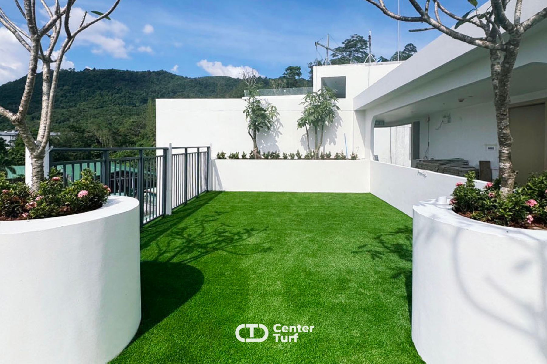 หญ้าเทียมสามารถช่วยลดแสงสะท้อนเข้าตัวอาคารเหมาะแกการพักผ่อนที่เงียบสงบ