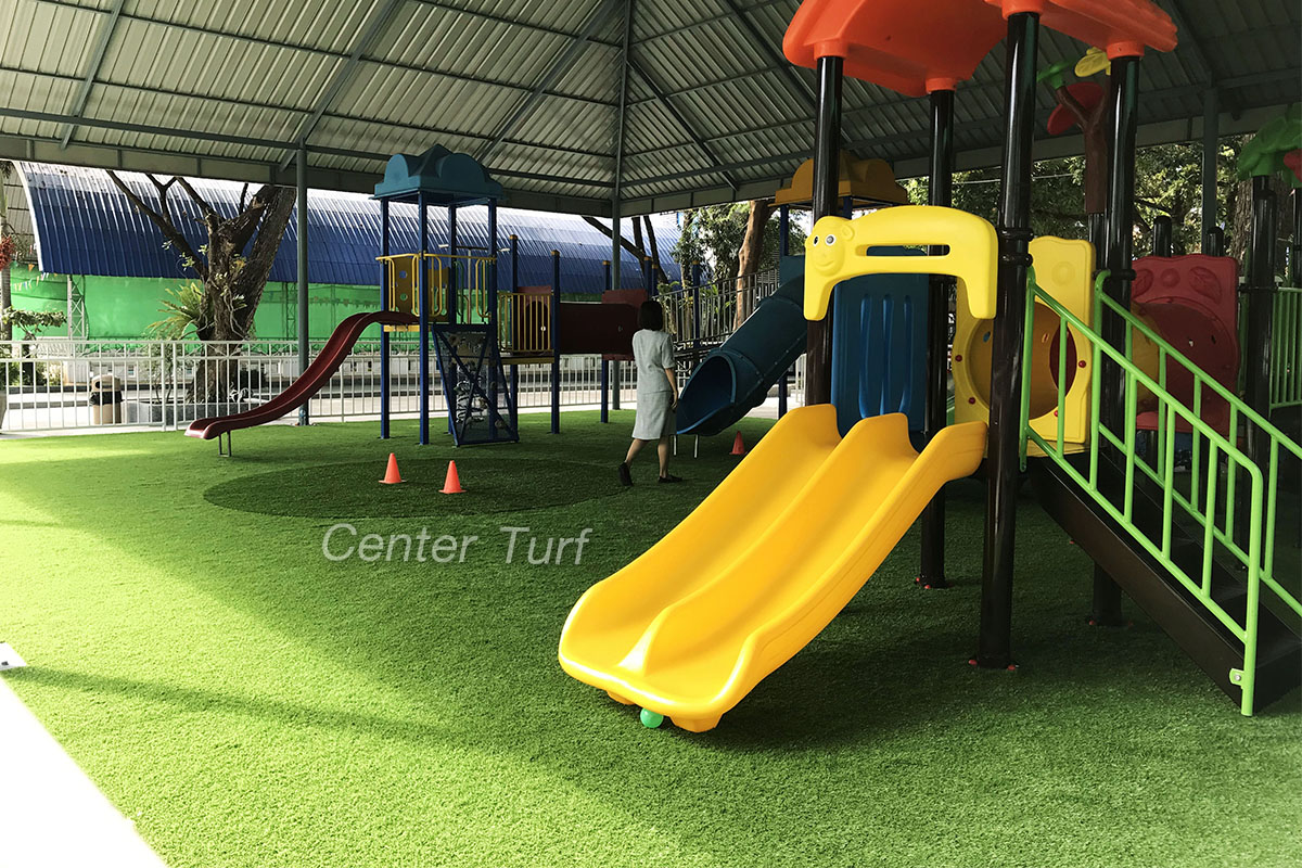 งานรื้อหญ้าเทียมเดิมและติดตั้งหญ้าเทียมสนามเด็กเล่นใหม่