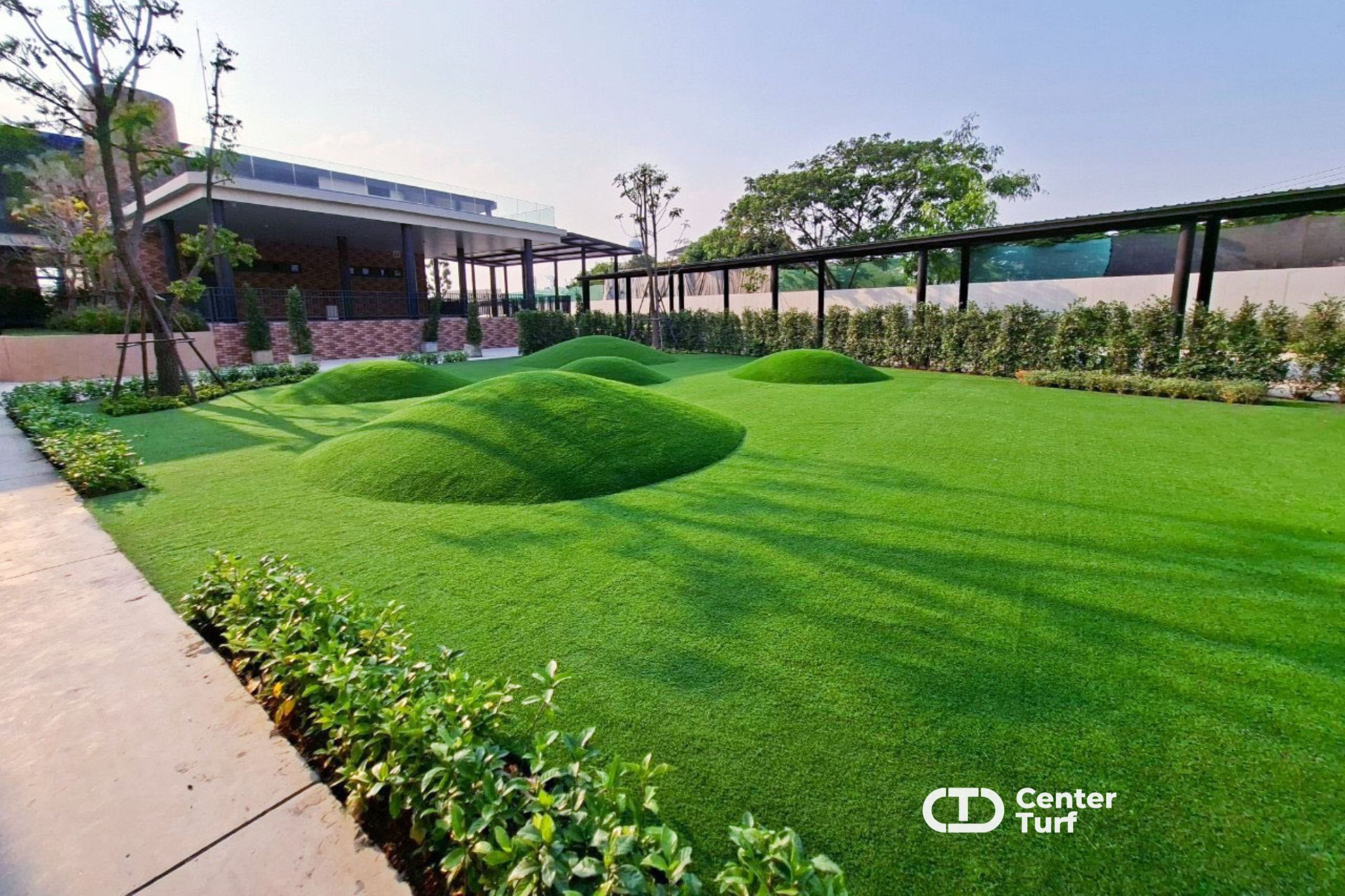 มีความนุ่มพอที่จะช่วยลดแรงกระแทกหากเด็กหกล้มทนต่อการเหยียบย่ำบ่อยครั้ง และไม่หลุดลุ่ยง่าย