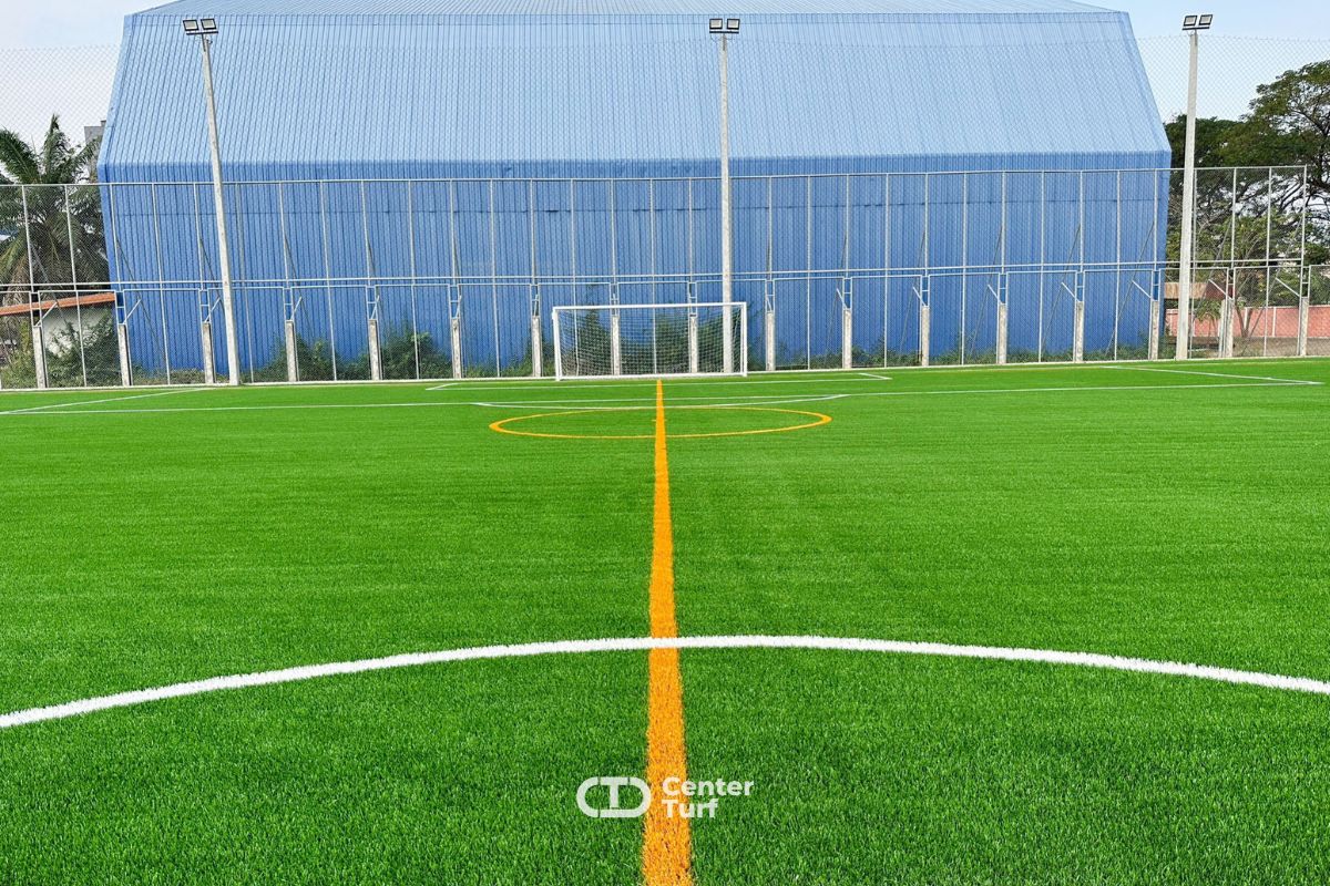 ส่งมอบสนามฟุตบอลหญ้าเทียมพร้อมงานก่อสร้างไปเป็นที่เรียบร้อยCENTER TURF รับสร้างสนามฟุตบอลหญ้าเทียมคุณภาพตรงตามมาตรฐานการใช้งานระดับ FIFA