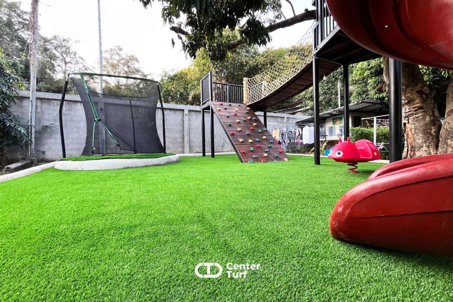 หญ้าเทียม CENTER TURF พร้อมซัพพอร์ตทุกแรงกระแทก ล้มกี่ครั้งก็ยังลุกขึ้นมาเล่นต่อได้อย่างปลอดภัย 