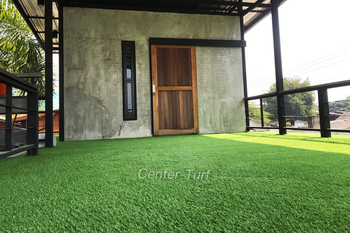 หญ้าเทียมตกแต่งระเบียงร้านกาแฟ จ.ลำปาง