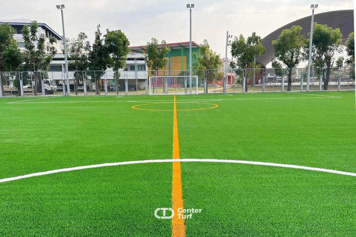 ส่งมอบสนามฟุตบอลหญ้าเทียมพร้อมงานก่อสร้างไปเป็นที่เรียบร้อยCENTER TURF รับสร้างสนามฟุตบอลหญ้าเทียมคุณภาพตรงตามมาตรฐานการใช้งานระดับ FIFA