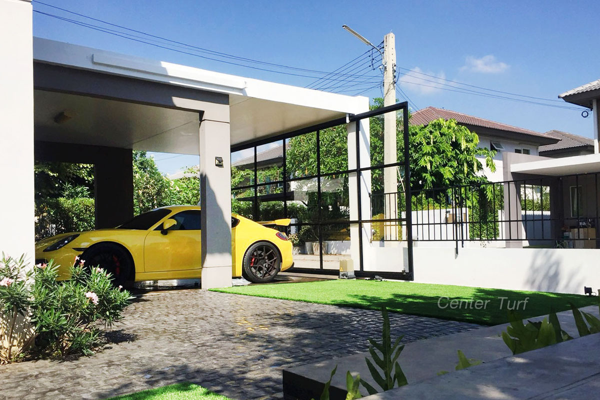 งานจัดสวนหญ้าเทียมรอบบ้านถึงแม้จะต้องเจอแดดเป็นประจำอยู่แทบทุกวันก็ไม่ต้องกังวลเรื่องสีซีดจาง