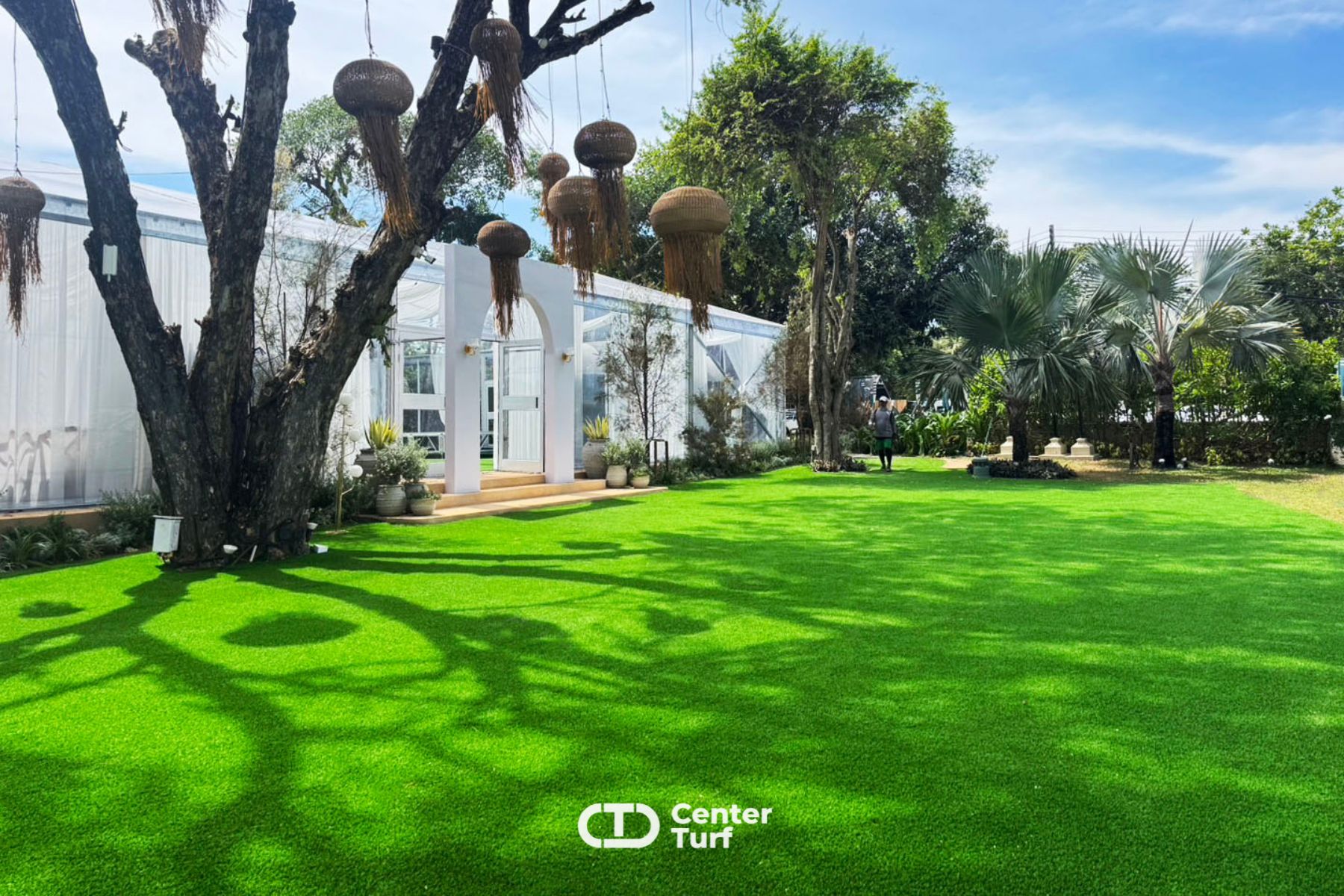 ตกแต่งร้านอาหารและสถานที่ต่างๆด้วยหญ้าเทียมคุณภาพสูงทนทาน ช่วยเพิ่มอายุการใช้งานที่ยาวนาน