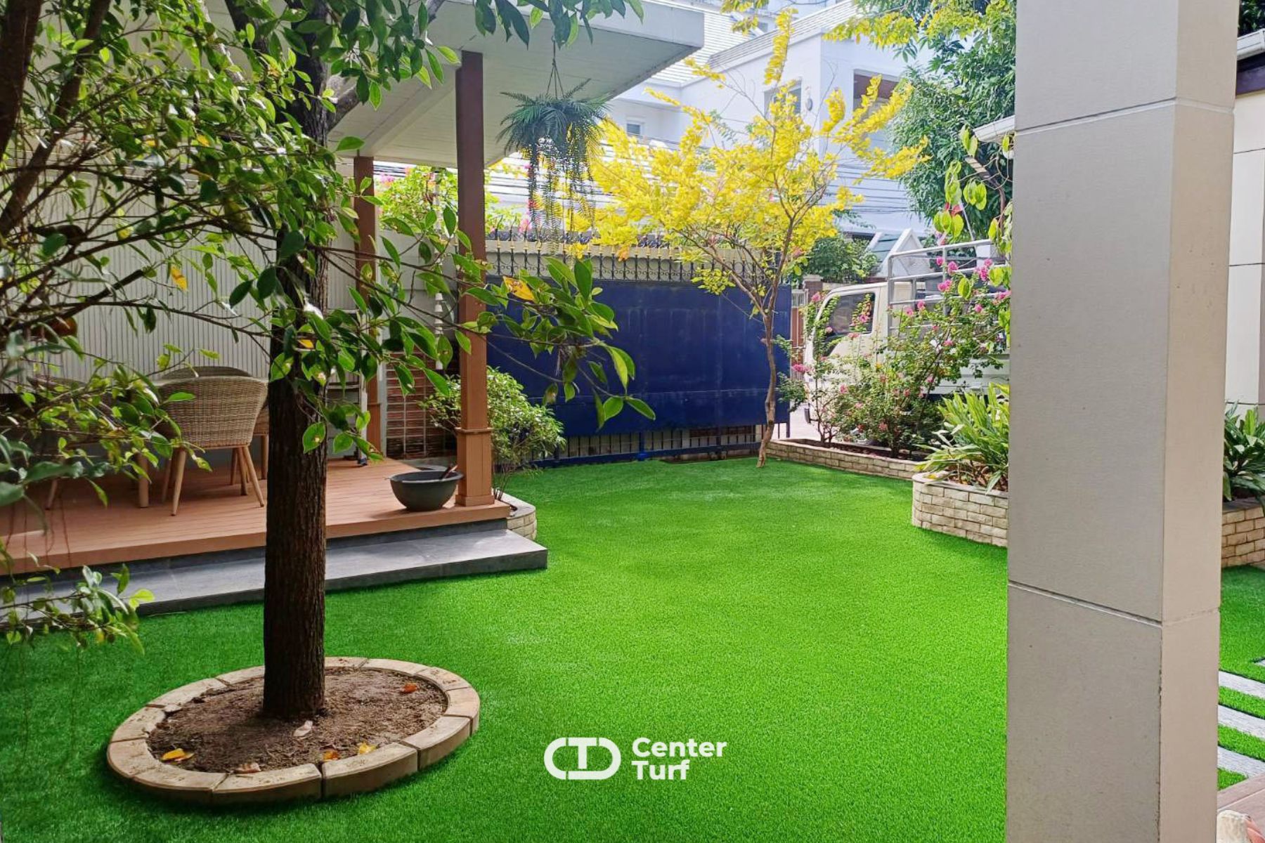 ไม่ว่าฤดูกาลจะเปลี่ยนหรืออากาศจะแห้งแล้งแค่ไหนสำหรับหญ้าเทียมยังคงความสวยงามดูเป็นธรรมชาติอยู่เสมอ