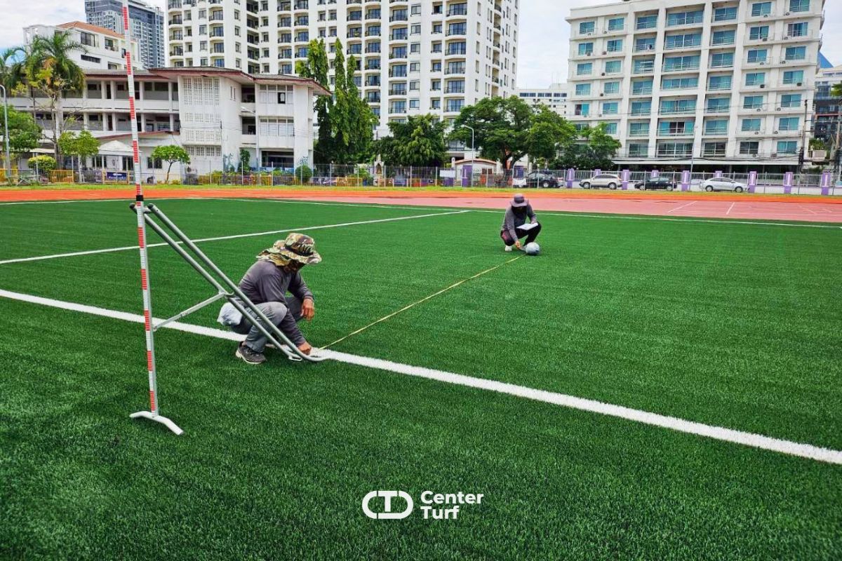 Center Turf เชี่ยวชาญด้านสนามฟุตบอลหญ้าเทียมมาตรฐาน พร้อมพื้นลู่วิ่งคุณภาพสูง ดูแลตั้งแต่งานออกแบบ งานวางระบบ ควบคุมทุกขั้นตอนโดยทีมงานผู้เชี่ยวชาญ