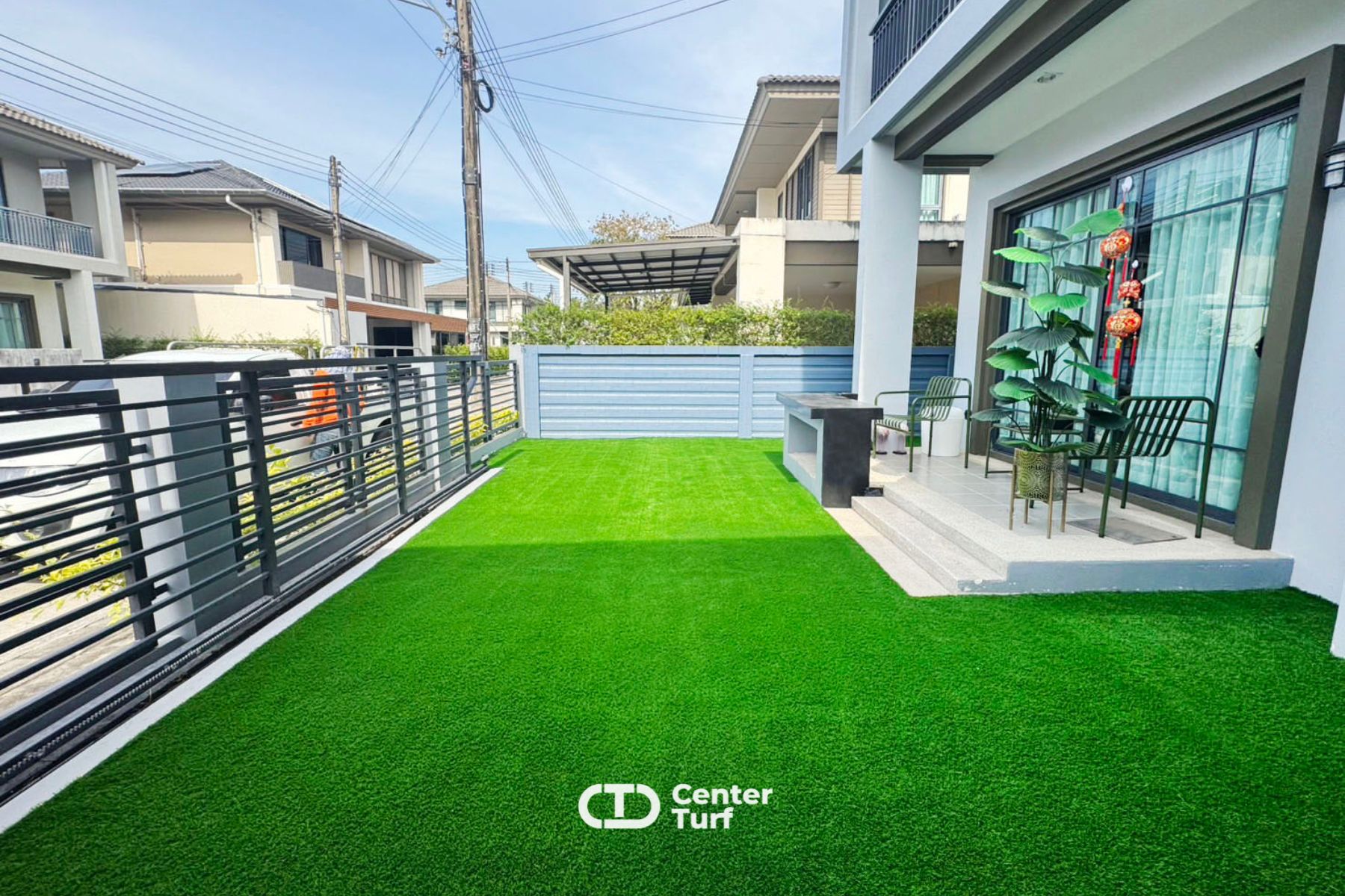 เพราะหญ้าเทียมดูแลรักษาง่าย ไม่ต้องรดน้ำหรือคอยใส่ปุ๋ย ไม่ว่าจะผ่านไปกี่ฤดูกาลก็ยังคงความเขียวสด สวยไปตลอดทั้งปี