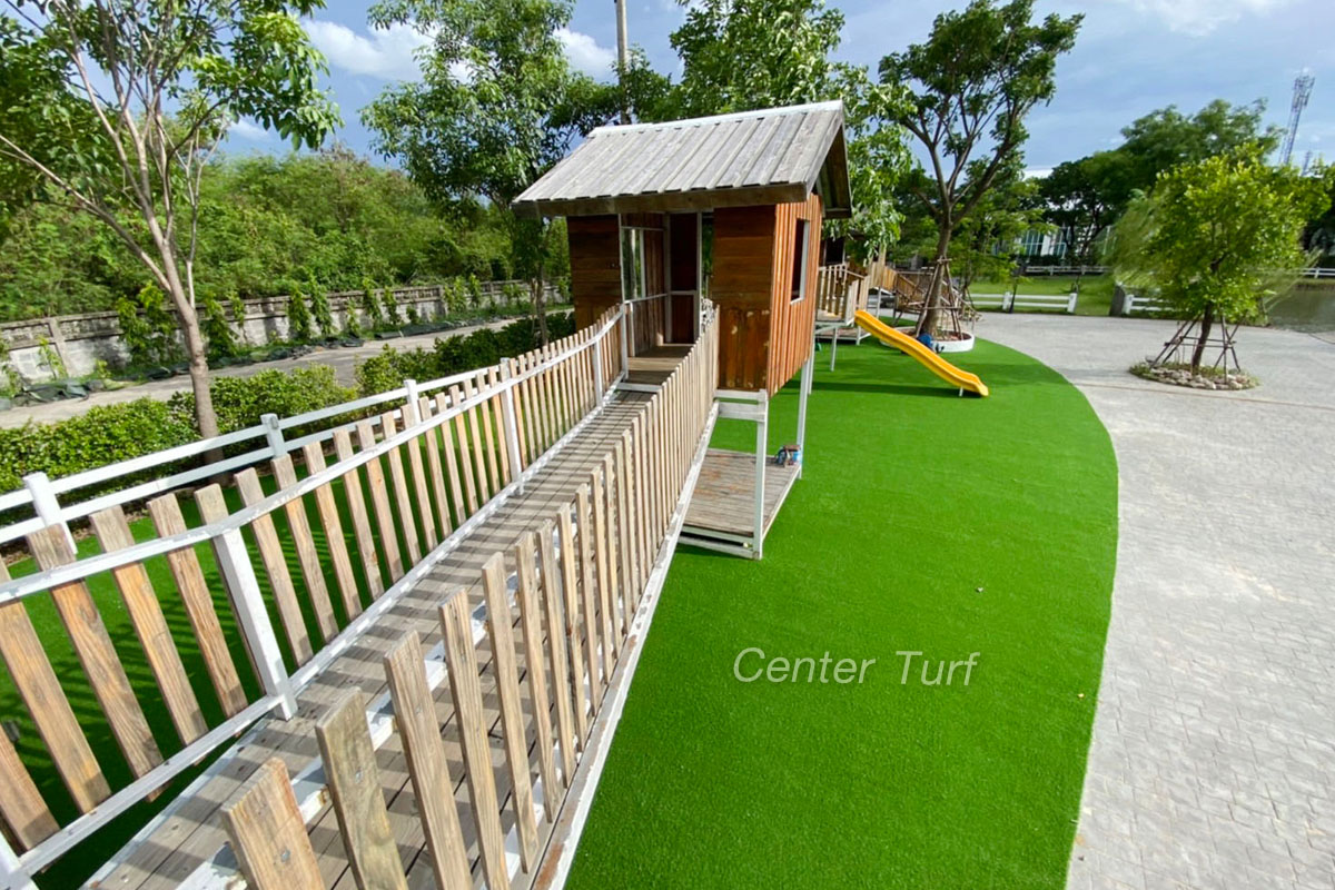 ตกแต่งลานสนามเด็กเล่นด้วยหญ้าเทียมเต็มพื้นที่ ช่วยเพิ่มสีสันให้ดูน่าใช้งานมากยิ่งขึ้น และยังสวยแบบนี้ได้ตลอดทั้งปี เพราะมีหญ้าเทียมเซ็นเตอร์ เทิร์ฟ