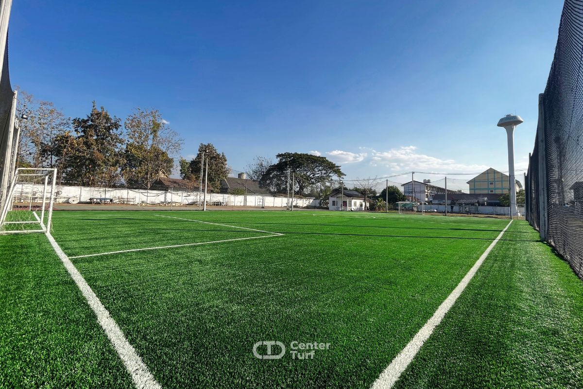 งานรื้อถอนหญ้าเทียมเดิมพร้อมติดตั้งหญ้าเทียมใหม่