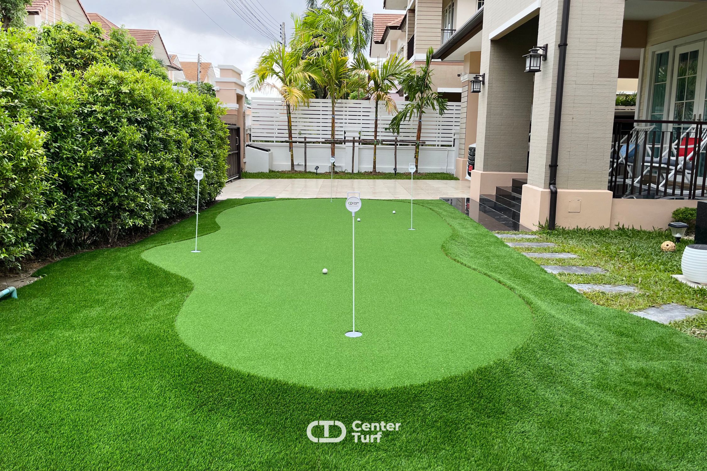 พัตติ้งกรีนหญ้าเทียมตอบโจทย์ได้ดีในทุกฟังก์ชั่น  และยังสามารถสร้างไลน์กรีนได้หลากหลายเพื่อการฝึกซ้อม,เพิ่มทักษะให้รวมอยู่ในสนามเดียว