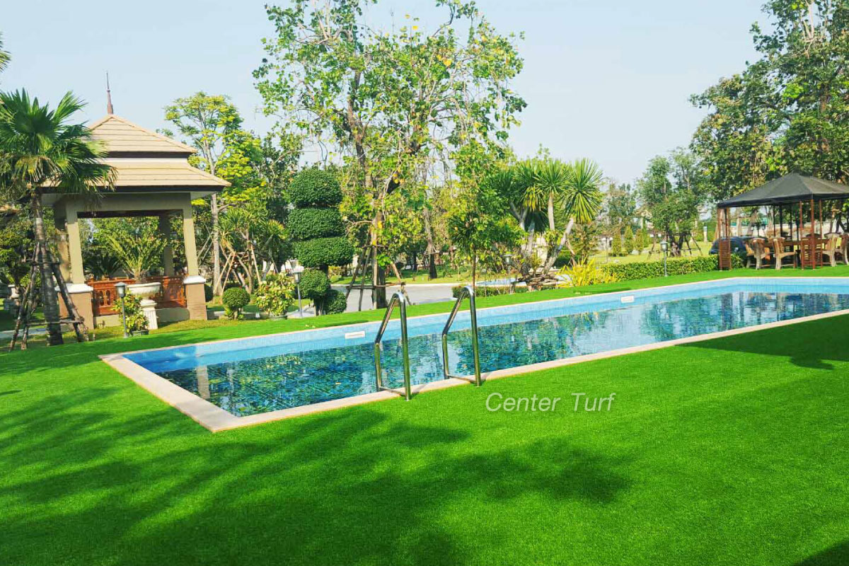ติดตั้งหญ้าเทียมรอบสระว่ายน้ำบ้านลูกค้า จ.นครปฐม